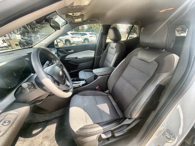 Used 2025 Chevrolet Trax LT FWD image 18
