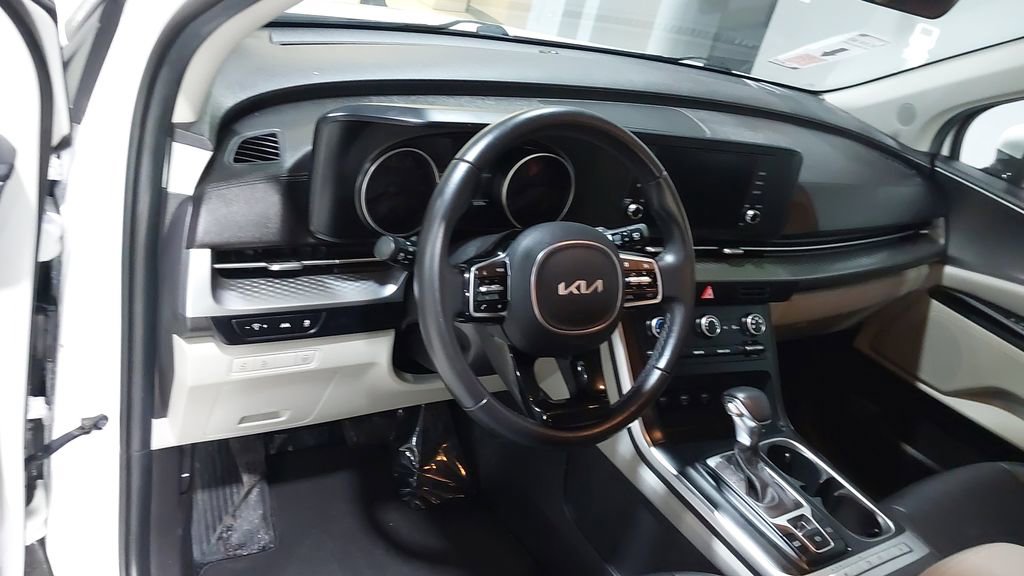 Used 2022 Kia Carnival LX image 9
