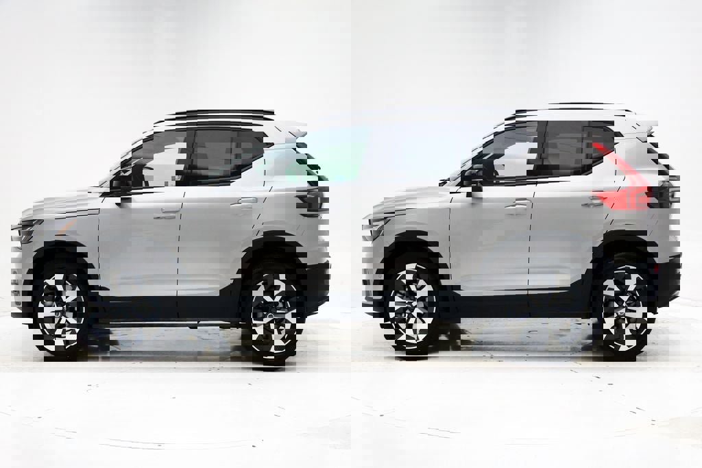 Used 2025 Volvo XC40 B5 Plus image 6