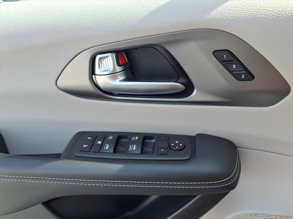 Used 2023 Chrysler Pacifica Touring-L image 27