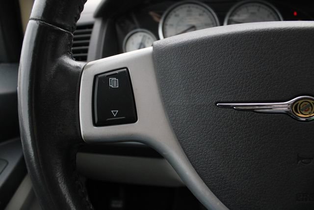 Used 2010 Chrysler Town & Country Touring FWD image 10