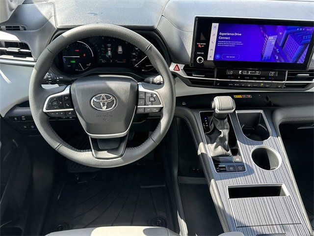 Used 2025 Toyota Sienna XLE image 10