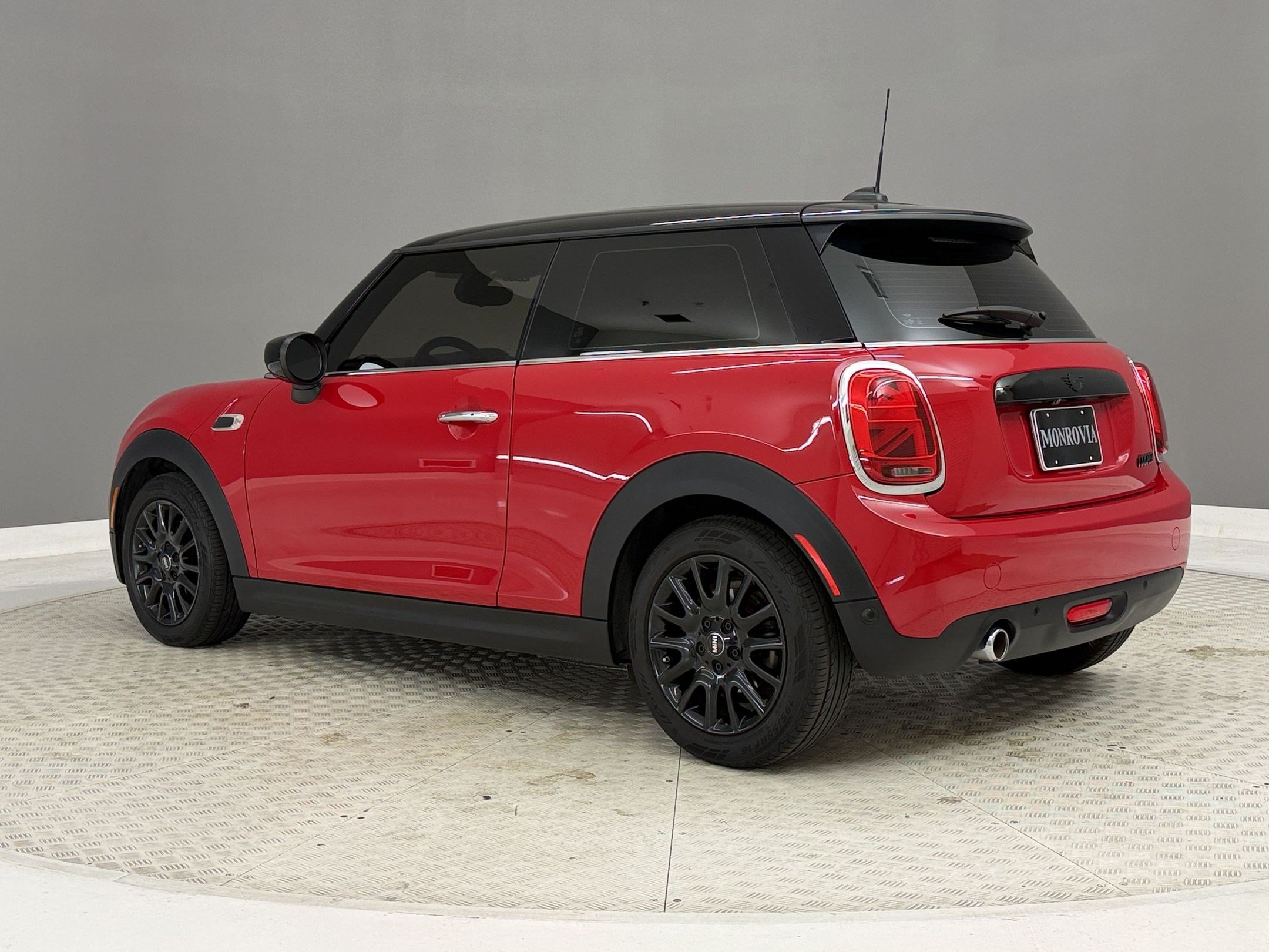 Used 2021 MINI Cooper 2-Door Hardtop FWD image 3