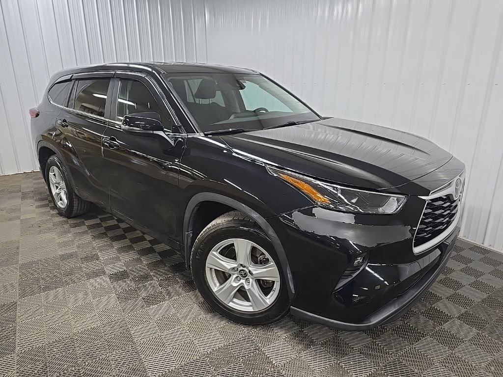 Used 2023 Toyota Highlander LE AWD/4WD image 7