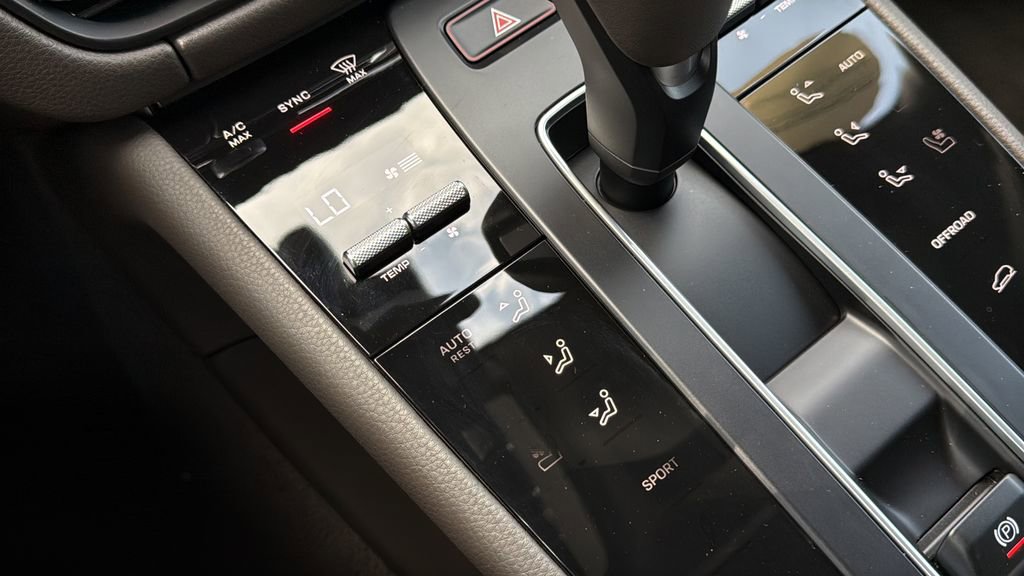 Certified 2025 Porsche Macan image 12