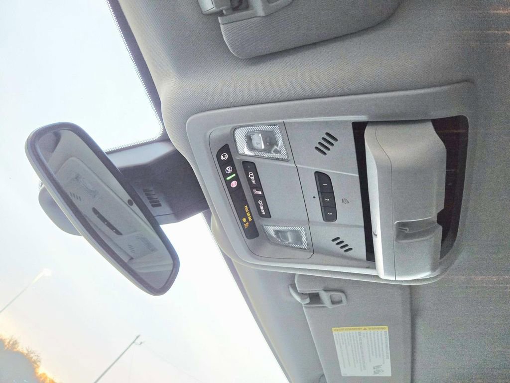 Used 2024 GMC Terrain SLT image 32