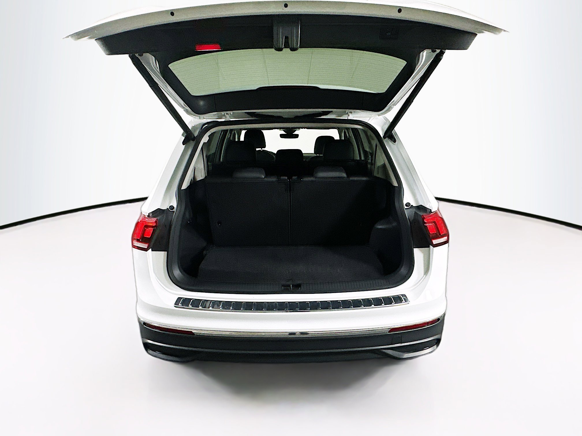 Used 2024 Volkswagen Tiguan Wolfsburg Edition image 29