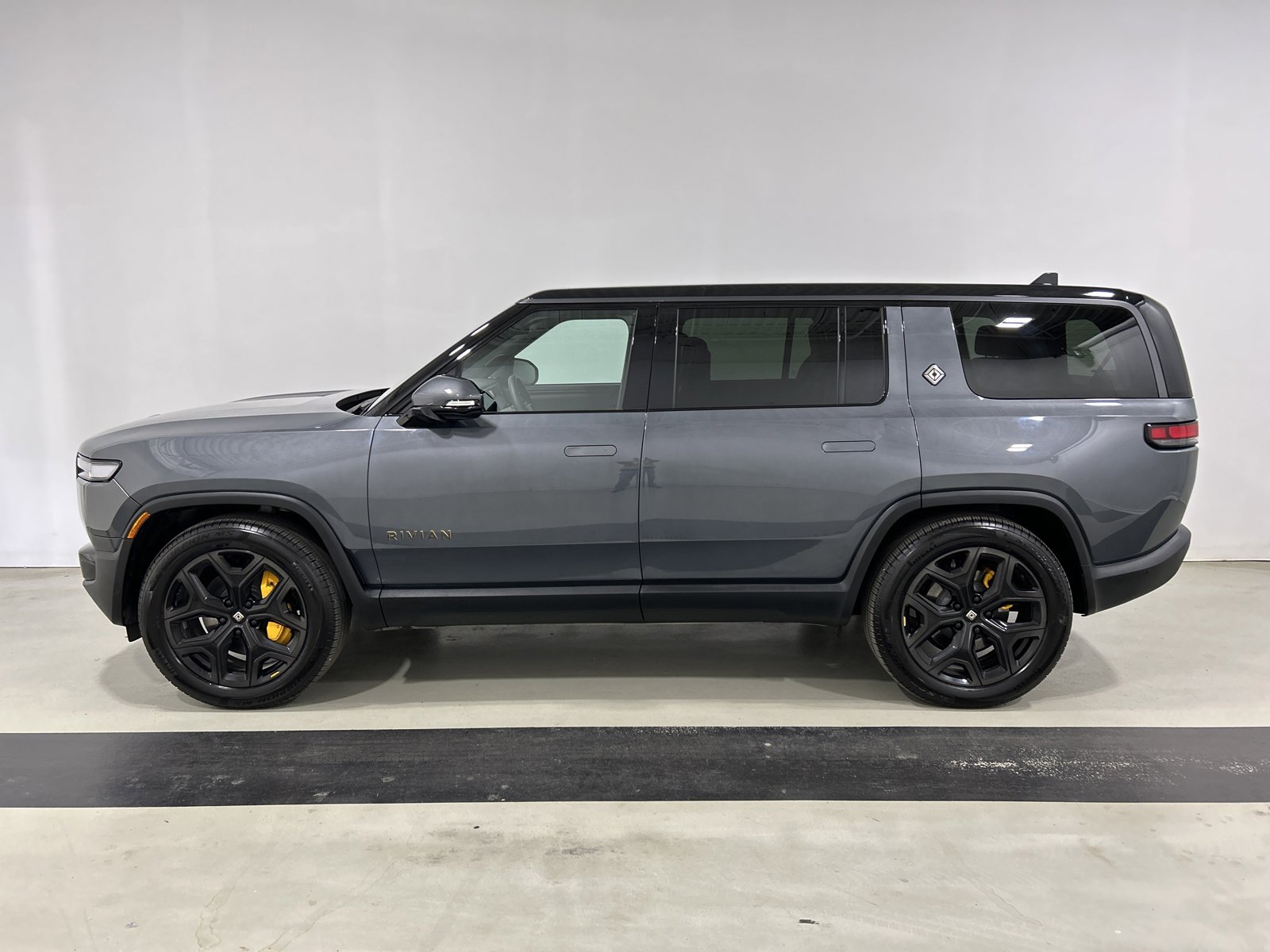 Used 2025 Rivian R1S Premium image 2