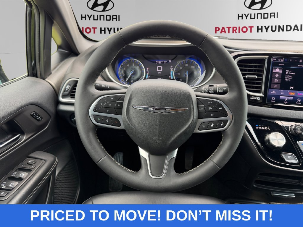 Used 2025 Chrysler Pacifica Select FWD image 12