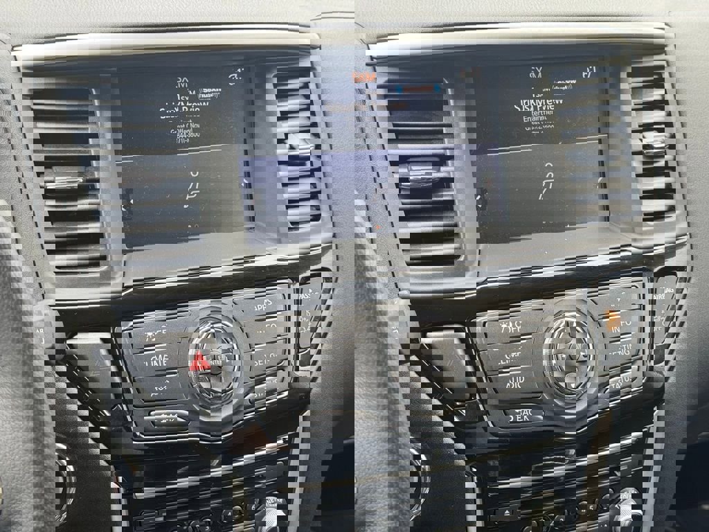 Used 2017 Nissan Pathfinder SV image 33