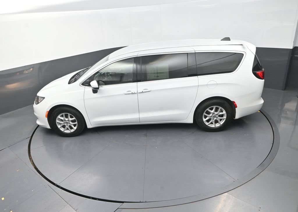 Used 2022 Chrysler Voyager LX FWD image 18