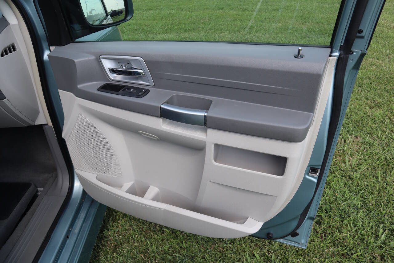 Used 2008 Chrysler Town & Country Touring image 31