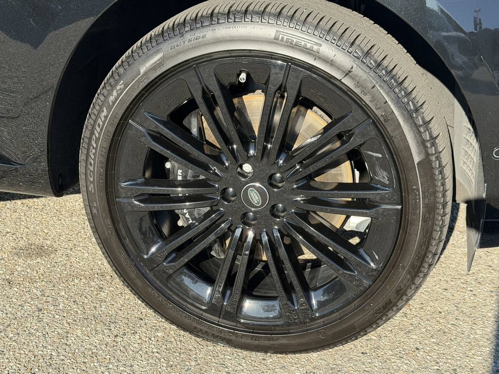 Used 2025 Land Rover Range Rover SE AWD/4WD image 7