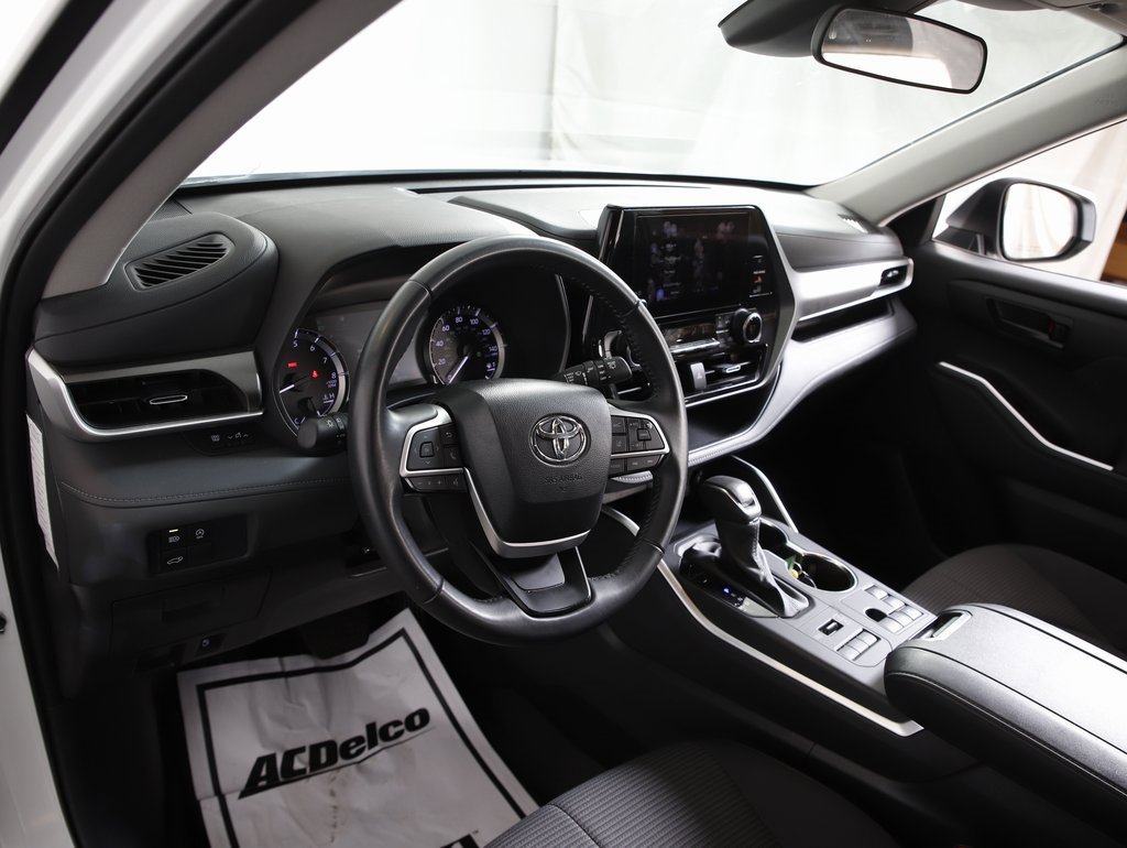 Used 2024 Toyota Highlander LE image 11