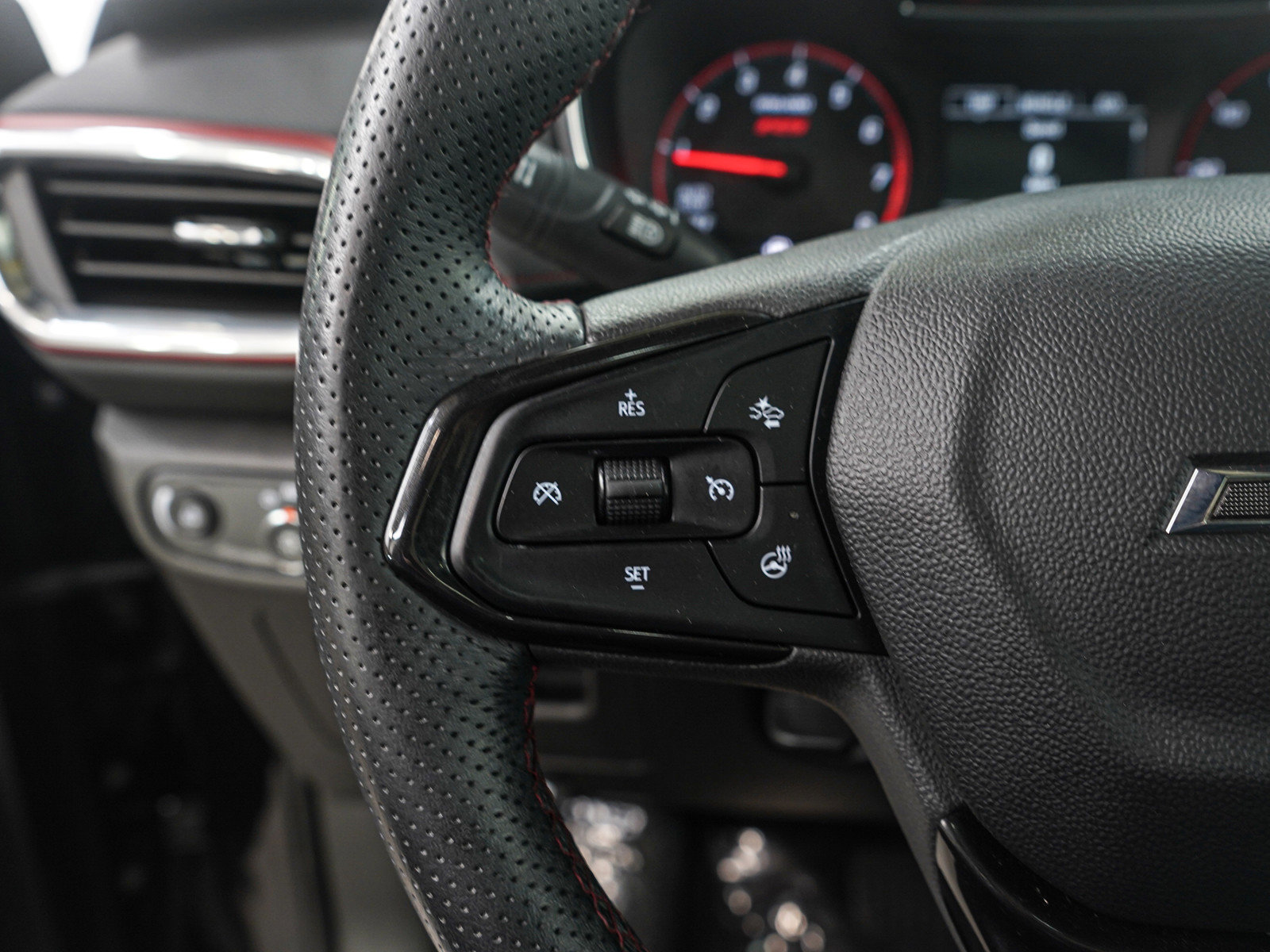 Used 2023 Chevrolet TrailBlazer RS w/ Sun and Liftgate Package image 17