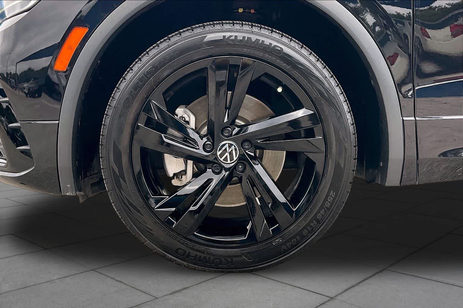 Used 2023 Volkswagen Tiguan SE R-Line FWD image 11