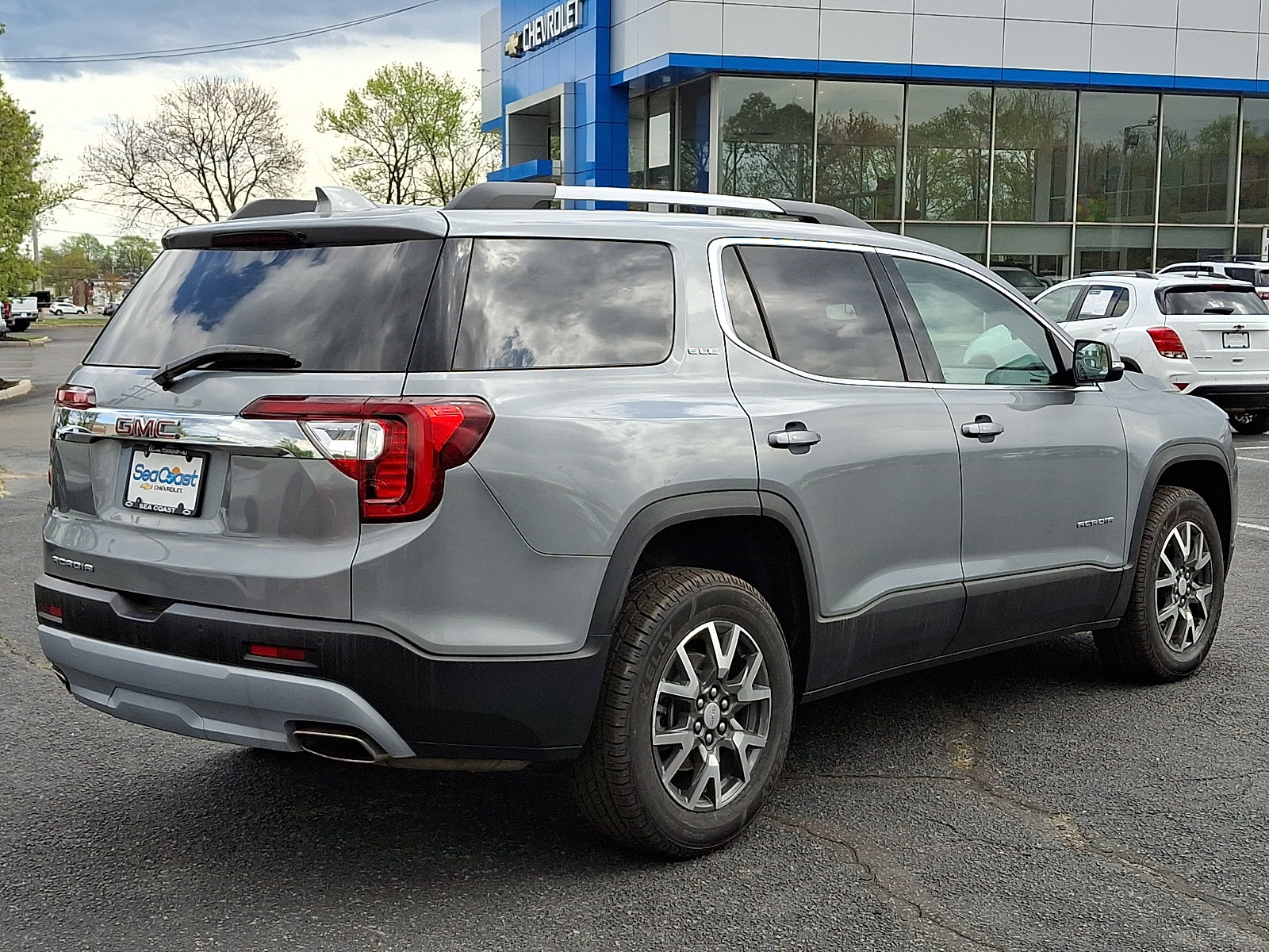 Certified 2023 GMC Acadia SLE w/ Driver Convenience Package FWD image 7