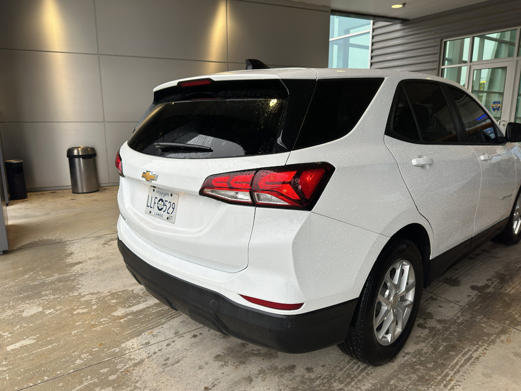 Used 2022 Chevrolet Equinox LS w/ LS Convenience Package FWD image 4