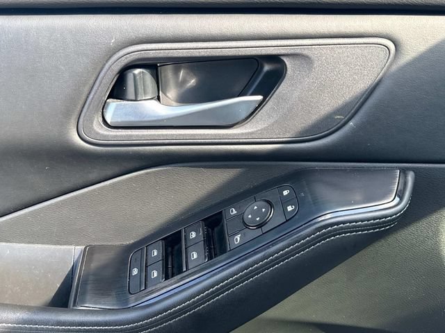 Used 2025 Nissan Rogue SV FWD image 24