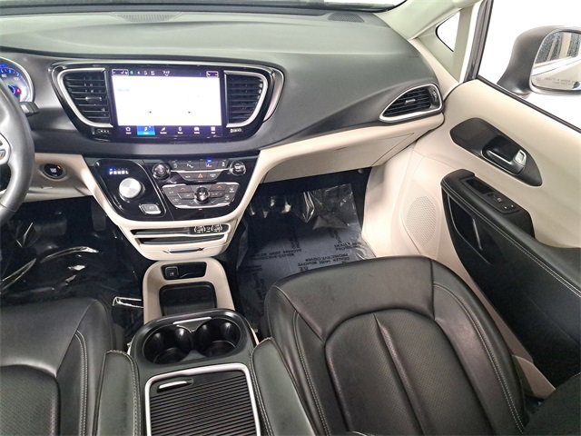 Used 2023 Chrysler Pacifica Touring-L image 16