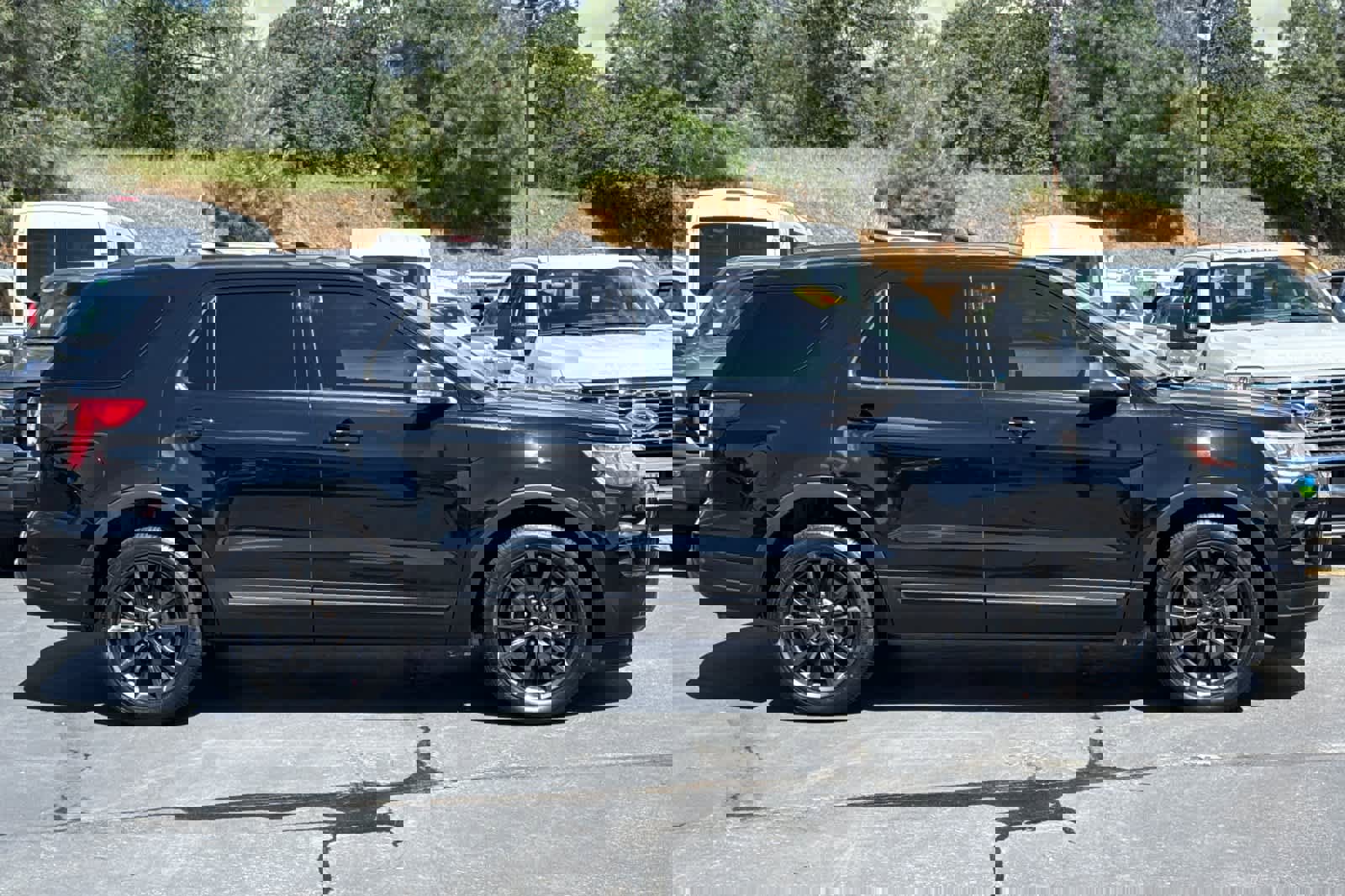 Used 2018 Ford Explorer XLT w/ Equipment Group 202A image 3