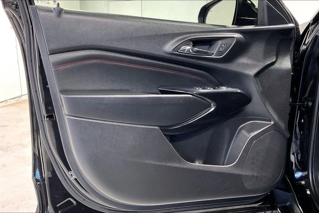 Used 2025 Chevrolet Trax RS w/ Sunroof Package image 21