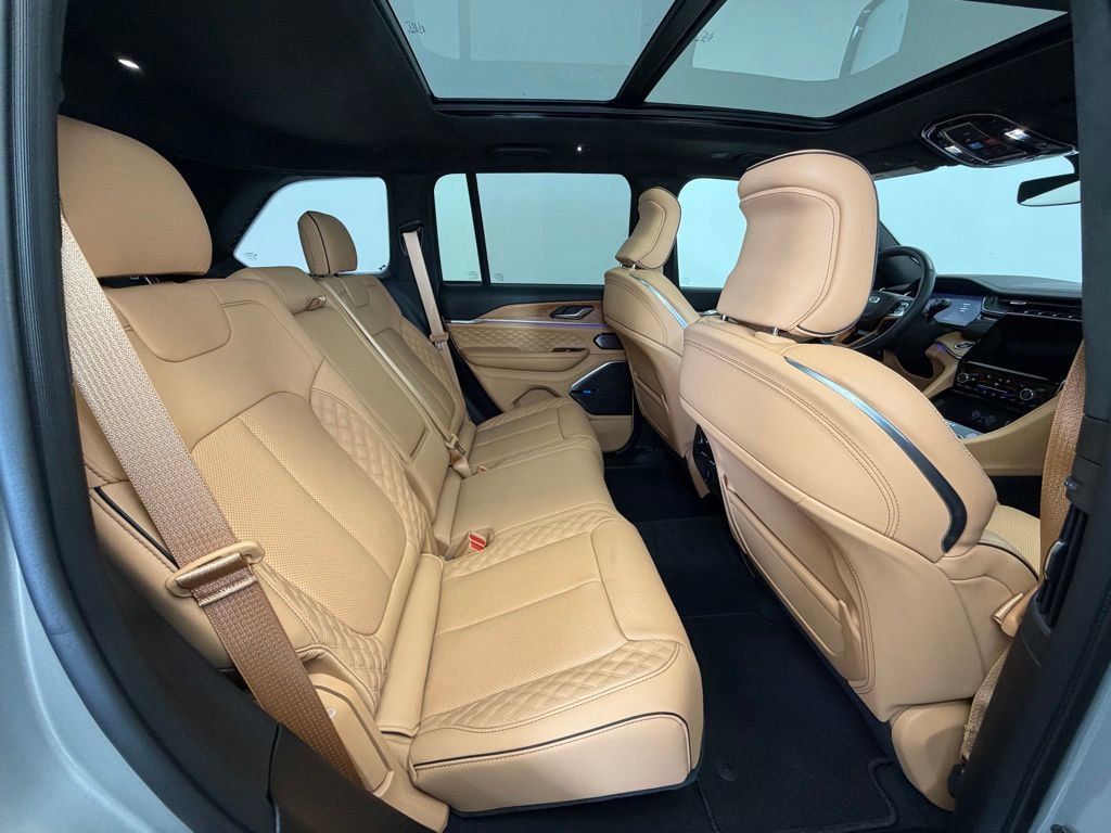 Used 2024 Jeep Grand Cherokee Summit image 8