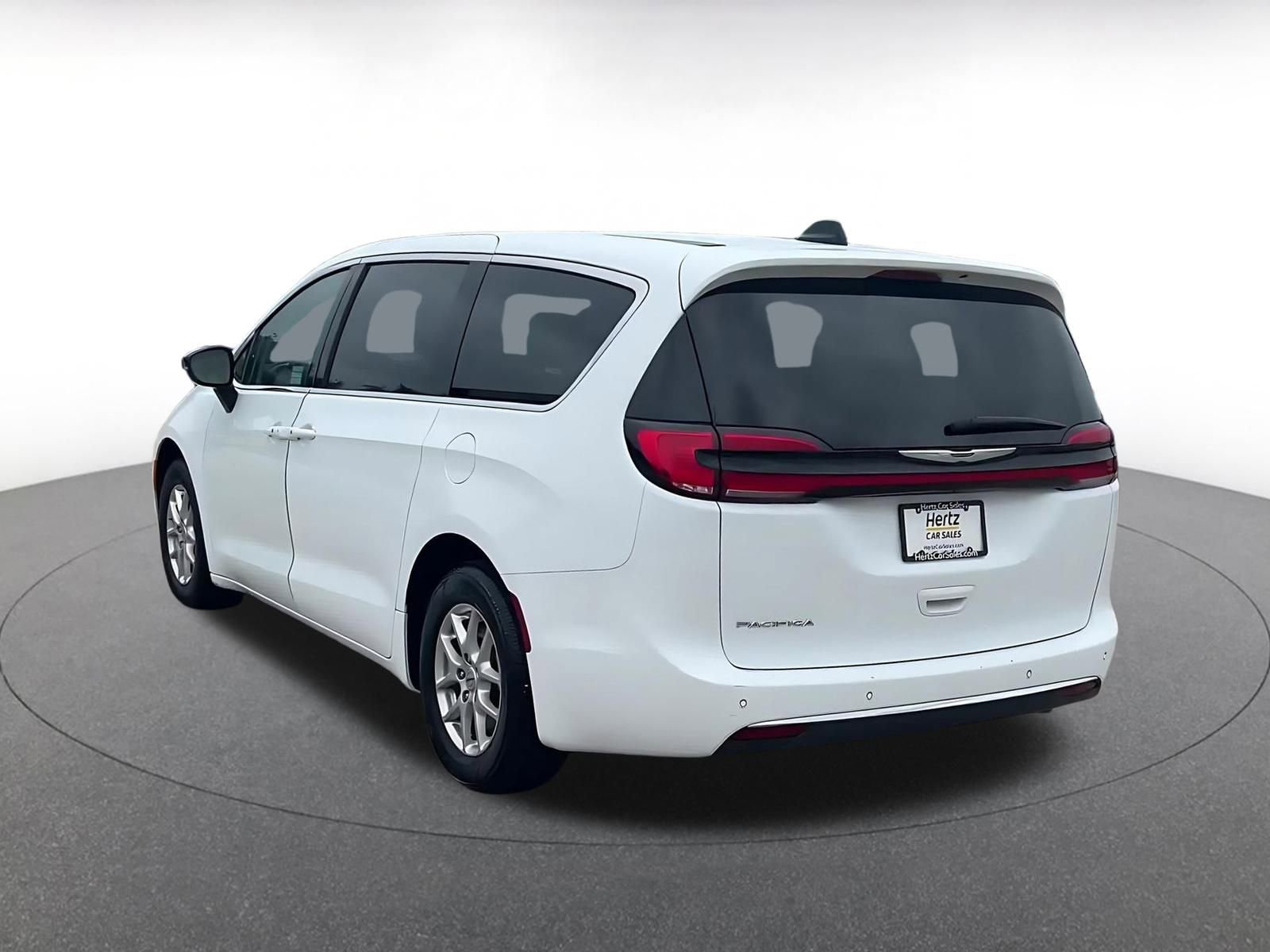 Used 2024 Chrysler Pacifica Touring-L image 11