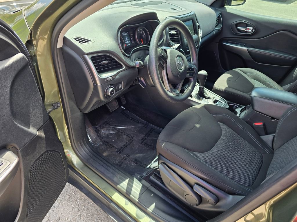 Certified 2019 Jeep Cherokee Latitude w/ Popular Appearance Group image 15