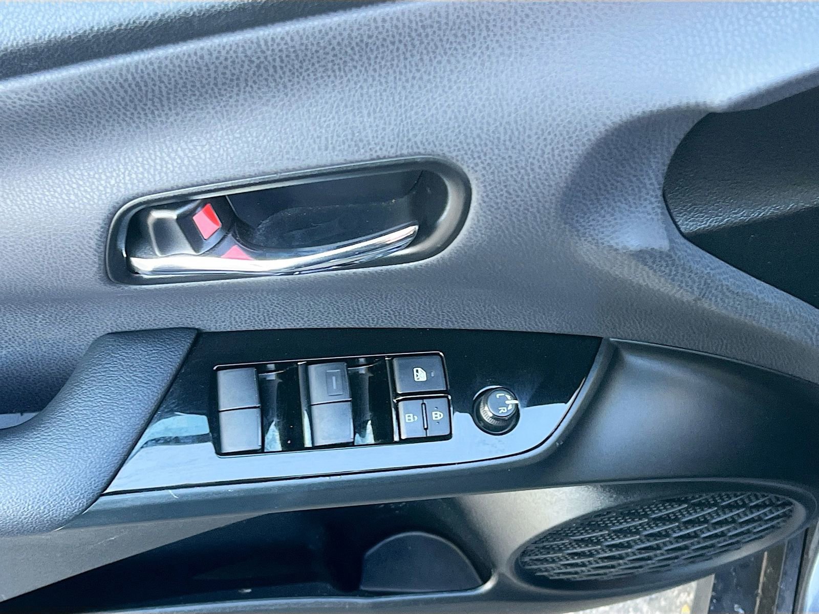 Used 2022 Toyota Prius L Eco image 18