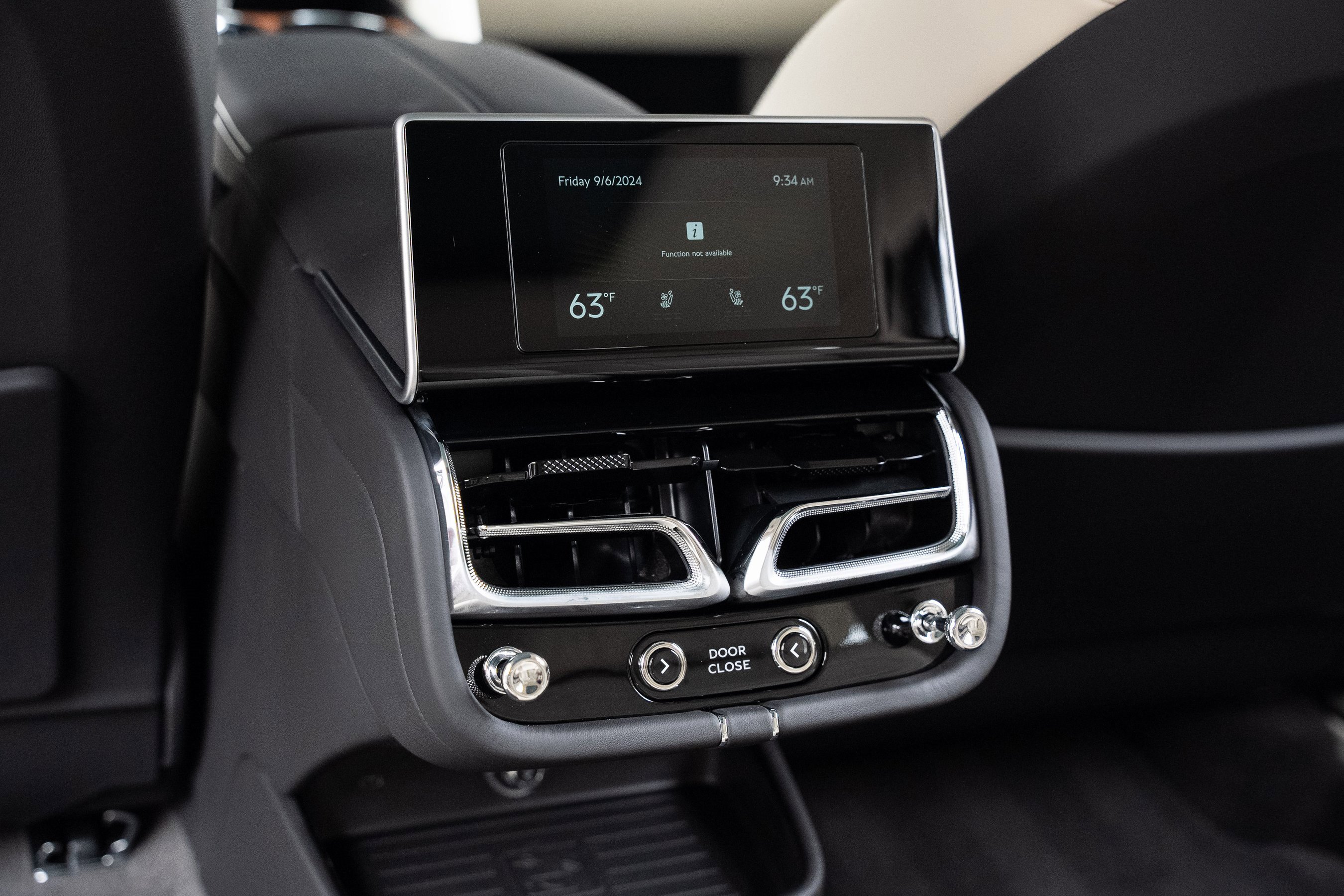 Used 2024 Bentley Bentayga Extended Wheelbase image 31