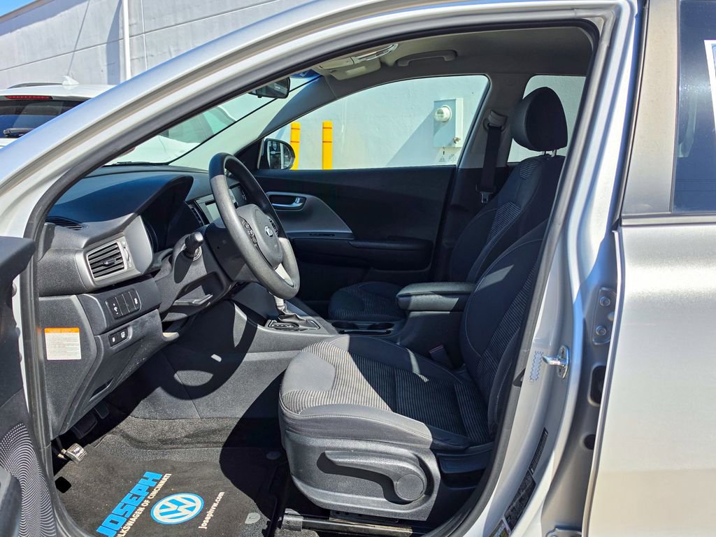 Used 2017 Kia Niro LX FWD image 11