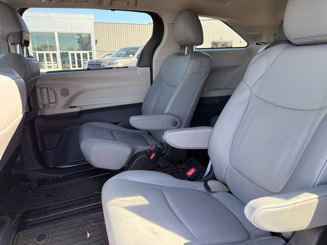 Used 2023 Toyota Sienna XLE w/ XLE Plus Package FWD image 27