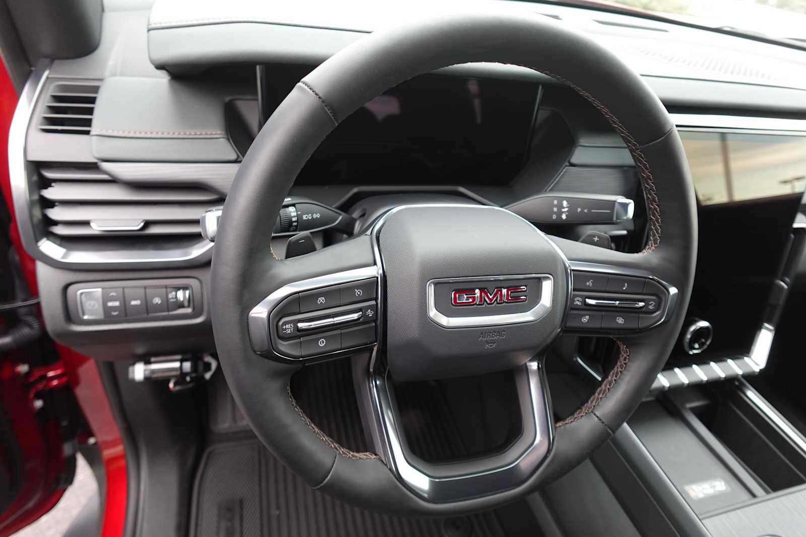 Used 2025 GMC Acadia AT4 w/ Luxury Package image 15