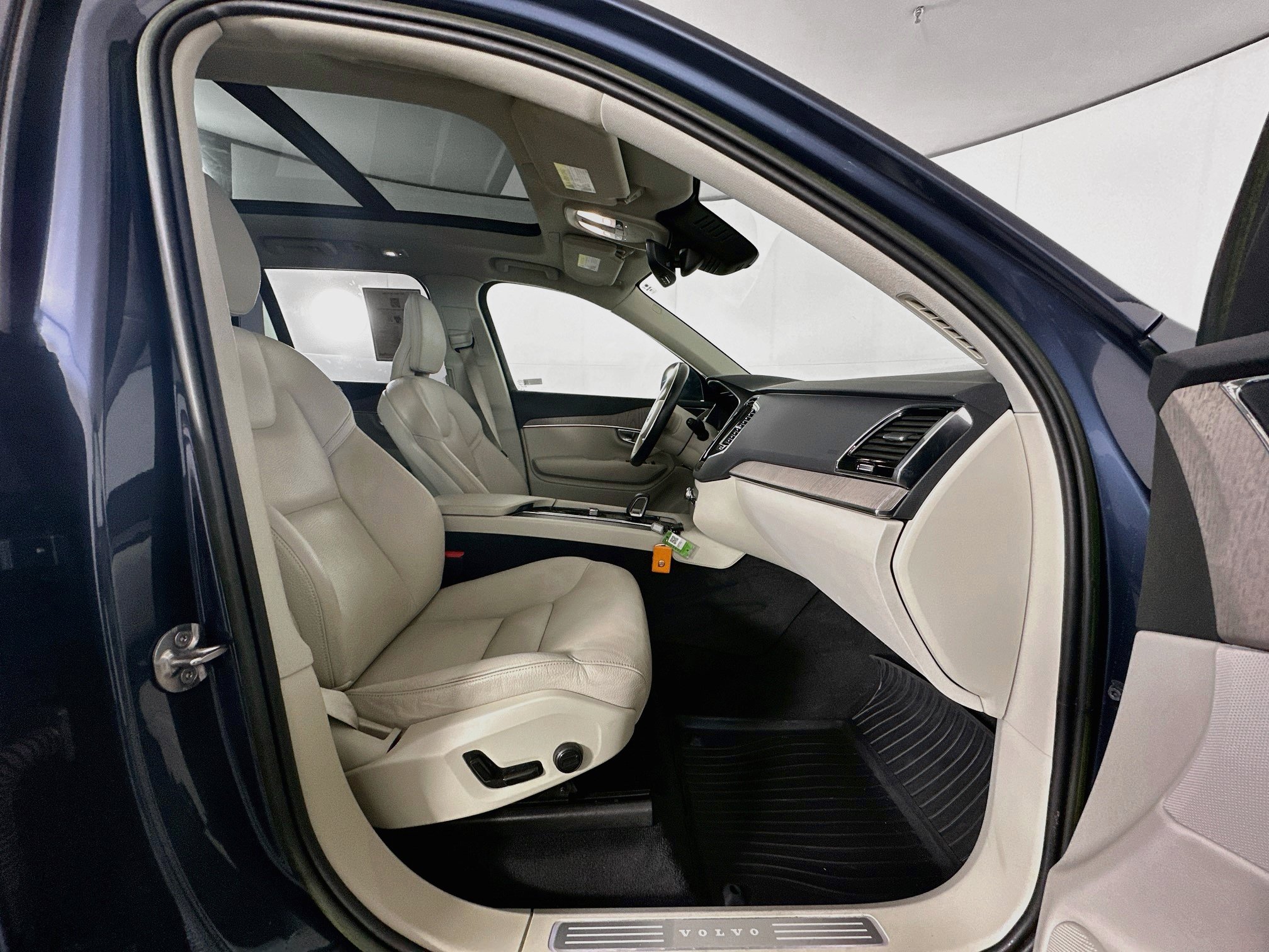 Used 2023 Volvo XC90 B6 Plus AWD/4WD image 35