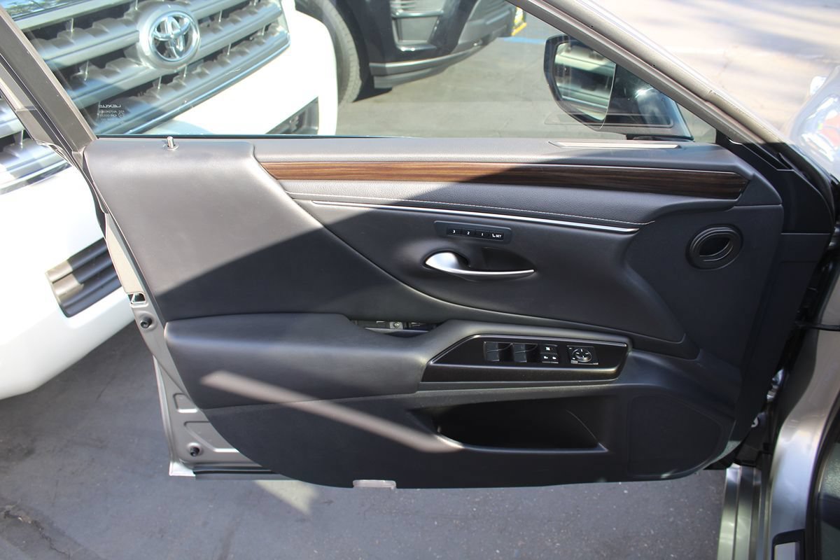 Used 2019 Lexus ES 300h w/ Premium Package FWD image 19