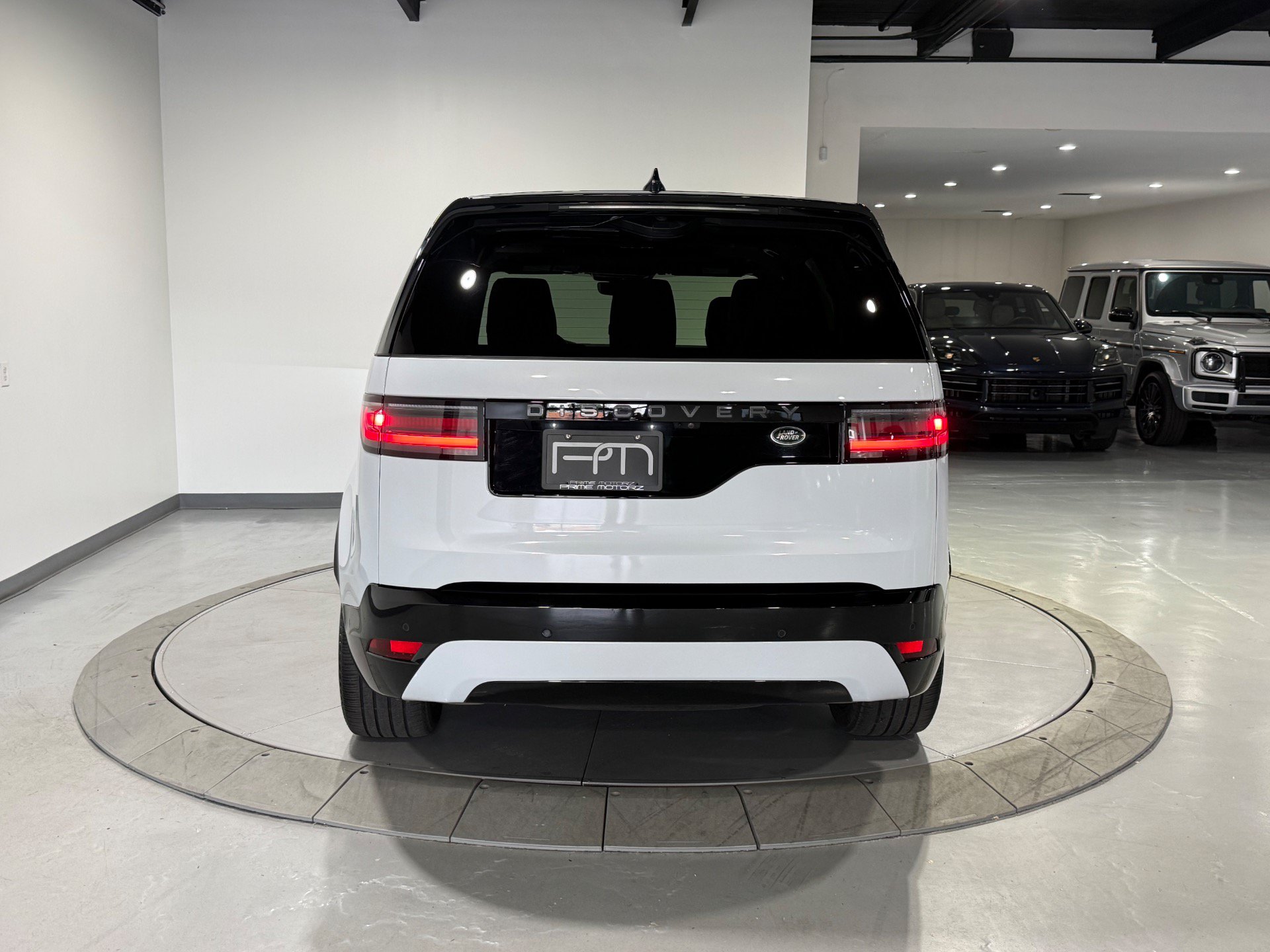 Used 2023 Land Rover Discovery S R-Dynamic AWD/4WD image 13