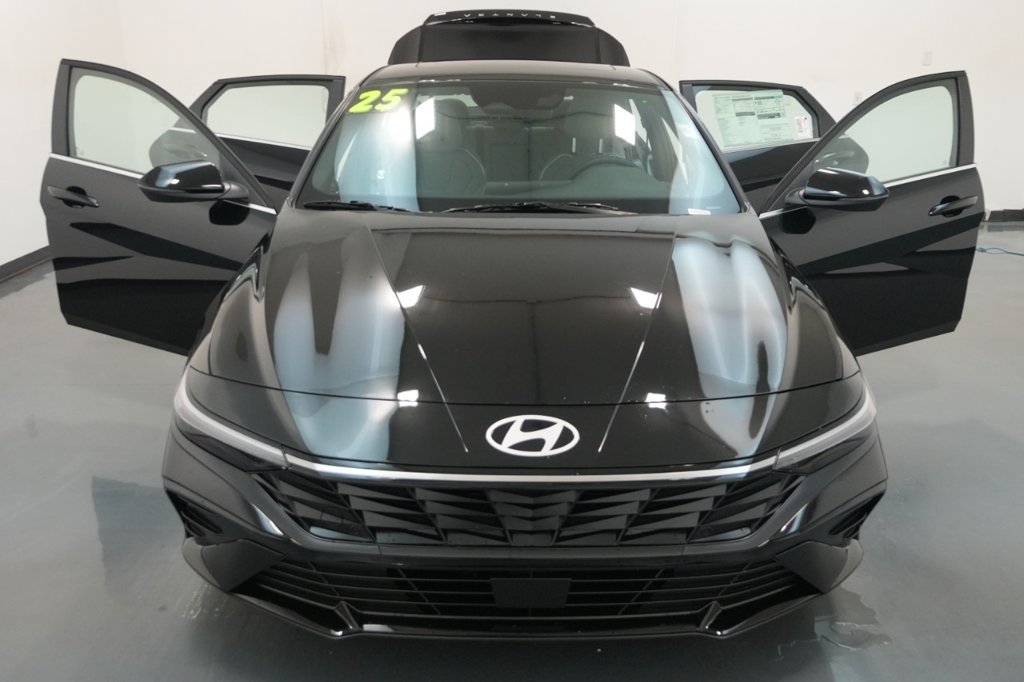 Certified 2025 Hyundai Elantra Limited FWD image 44