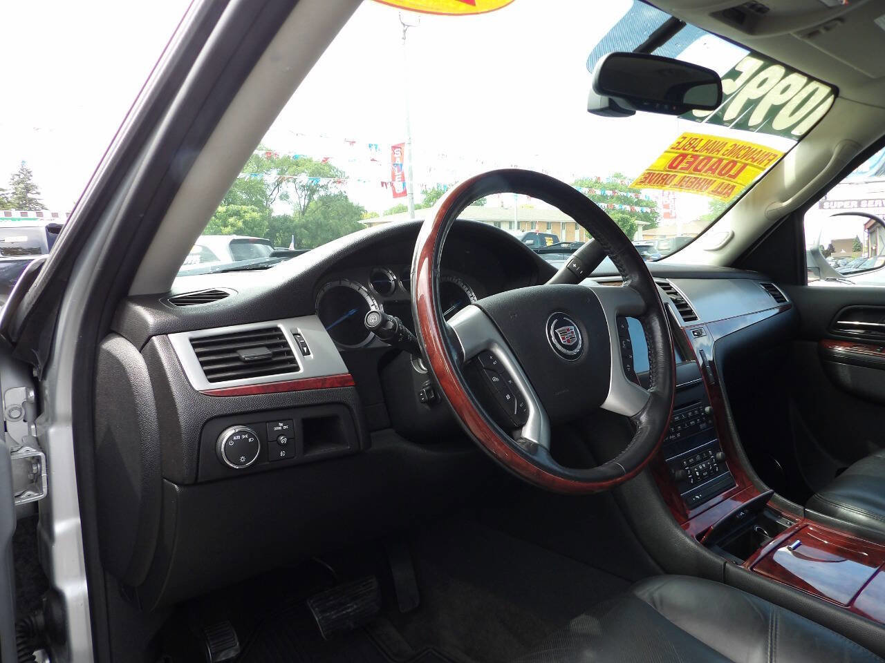 Used 2011 Cadillac Escalade Luxury AWD/4WD image 6