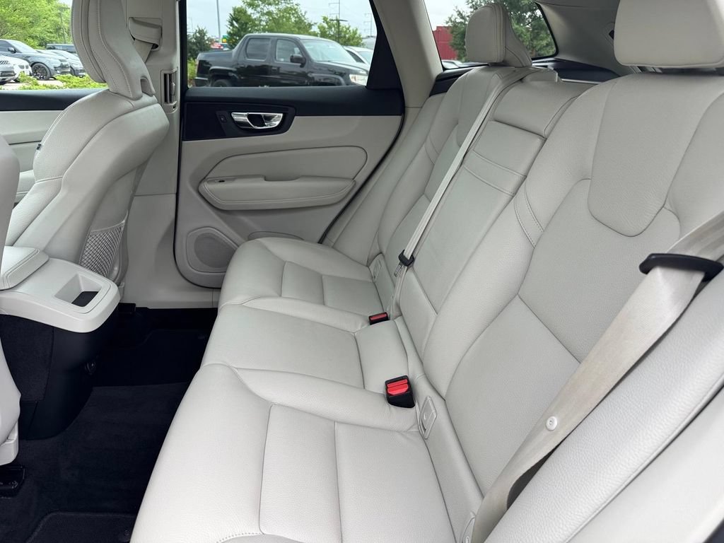 Used 2021 Volvo XC60 T5 Momentum w/ Premium Package FWD image 9