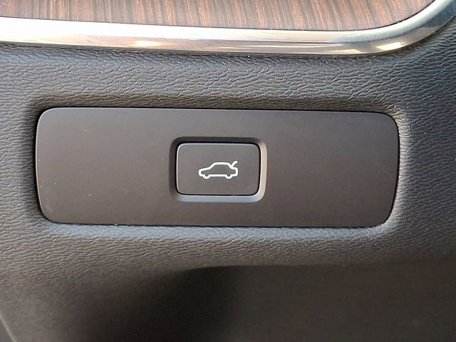 Used 2024 Volvo XC60 B5 Plus w/ Protection Package Premier image 33