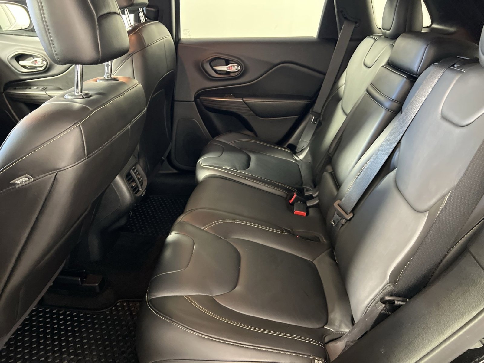 Used 2015 Jeep Cherokee Latitude w/ Cold Weather Group image 24