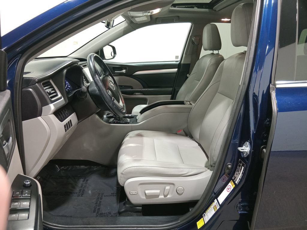 Used 2016 Toyota Highlander XLE AWD/4WD image 16