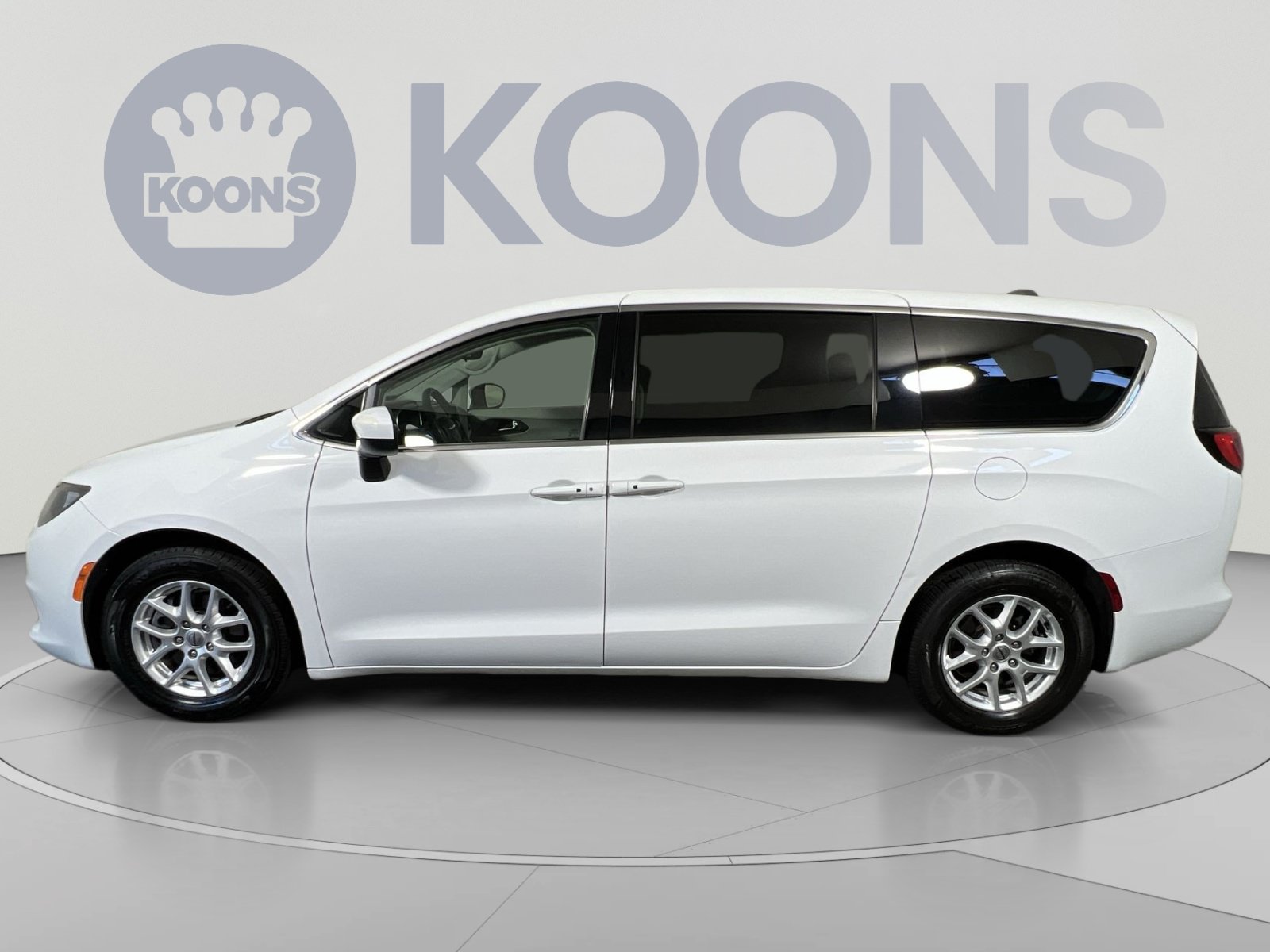Used 2022 Chrysler Voyager LX FWD image 7