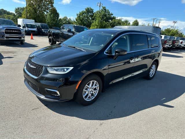 Certified 2024 Chrysler Pacifica Touring-L FWD image 12