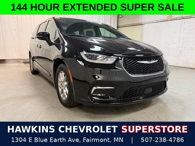 Used 2025 Chrysler Pacifica Select