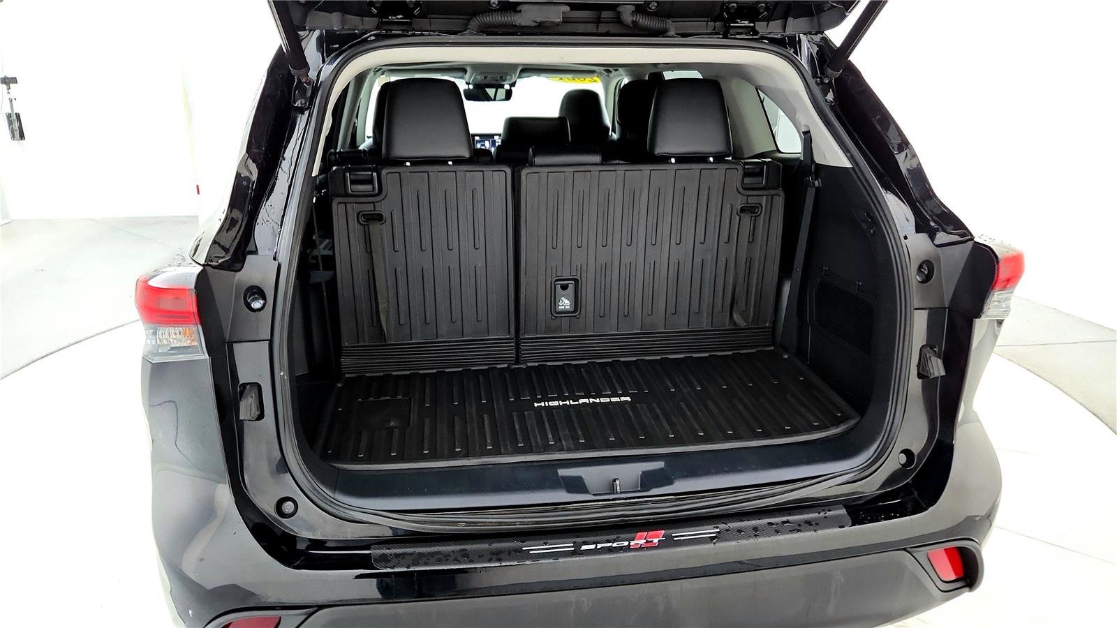 Used 2021 Toyota Highlander XLE image 16