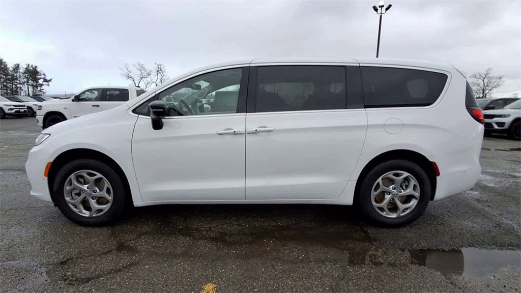 Certified 2024 Chrysler Pacifica Limited image 5