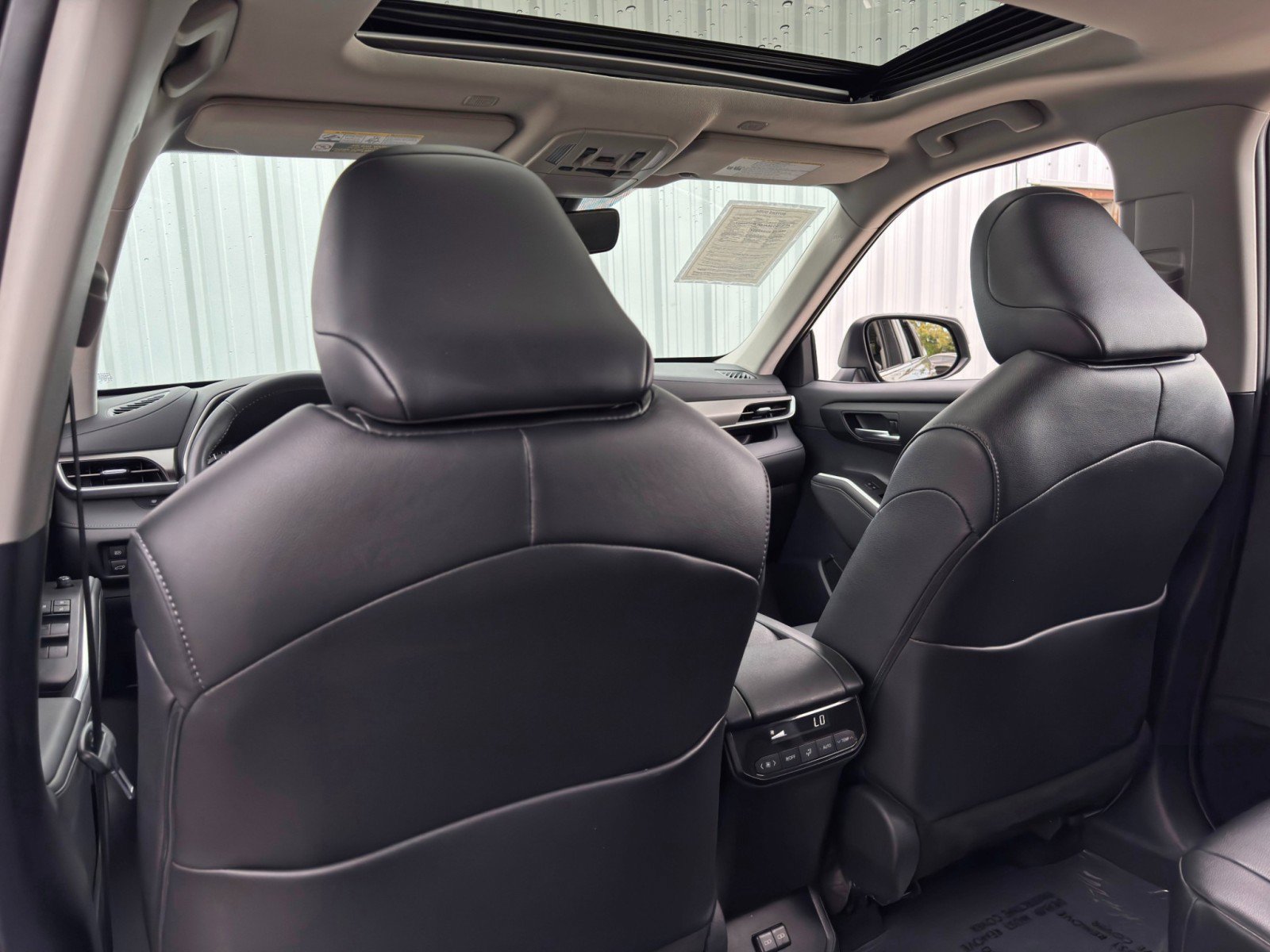 Used 2024 Toyota Highlander XLE image 35
