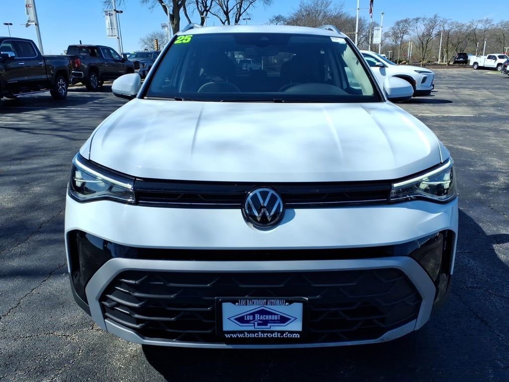 Used 2025 Volkswagen Taos SE AWD/4WD image 2